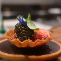 IZA - キャビアとスモークリコッタチーズのタルトアップ