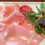 ラディーチェ - 生ハムとサラミの接写