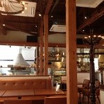 ラディーチェ - まき窯とオープンキッチンがいいですね。