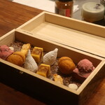 IZA - ミニャルディーズ