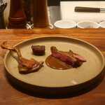 IZA - 鳩のもも肉のコンフィとむね肉のサルミソース