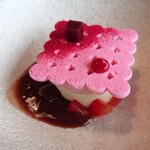 メゾン ケイ - バシュランとらやの餡ソースを掛けて完成