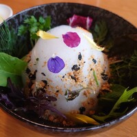 メゾン ケイ - 季節の庭園風サラダ（ナッツを砕いた物をかける）