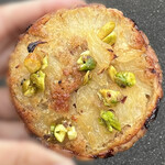 まちのパーラー - 季節のタルト（はっさく）　手に持った感じ