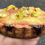 まちのパーラー - 季節のタルト（はっさく）　手に持った感じ