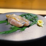 鮨 三心 - 東京湾の小柴のタチウオ。水分を丁寧に抜いて、食感をしっかりと。