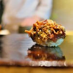 鮨 三心 - ホタルイカを刻んで叩き、わさび菜の漬けと。