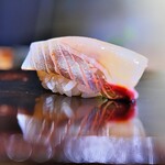 鮨 三心 - 喜界島のごまの香りふんだんに、シマアジと一緒に握る。