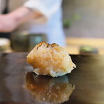 鮨 三心 - 包丁で目をいれず、ただひたすら手でほぐしたというホタテ。ふわふわの食感。スゴイ！