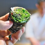 鮨 三心 - 梶谷農園の野菜でベビーリーフとハーブを昆布で締めて、手巻きで。