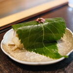 鮨 三心 - アジを箱寿司、桜の葉で巻いて。