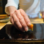 鮨 三心 - どこまでも心を込めて、そっと握りを置かれる大将。