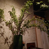 恵比寿 逆月 - 店内に〜生花