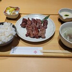 Gyuutan Keyaki - 熟成牛タン 4枚 8切 定食 2640円