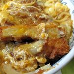 とんかつ大将 - 丼の大きさとの比較でカツが薄く見えてるだけで、厚さは普通ですよ？