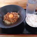 ぴっといん丼・丼 みそ屋麺助 - 半ライスとジョッキの冷水も付いてきます