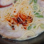 博多ラーメン 幸一 - ニンニクと辣油、胡椒を入れてずずっ(^.^)