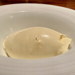 蒼 - 比内地鶏卵と花の香酒造赤酒のアイスクリーム
      写真はとっとと撮り解けずに香りが逃げないうちにいただきました。
      奥行きのある甘みは日本酒の香り、上質で濃厚な味わいですが後味スッキリ、これはびっくりです！