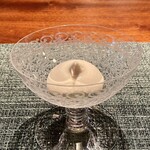 蒼 - 勢麟さんより 新玉葱のムース
      勢麟さんも、蒼さんと一緒に食べログゴールド受賞されましたよね！
      雑味がなく純粋に甘みが強くて豊かな旨み、塩と数滴のクリームだけで、新玉葱そのものの味わいなのですねこれは！