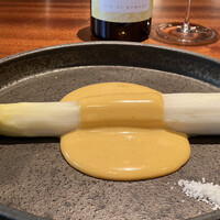 蒼 - フランスロワール産 白アスパラガス オランデーズソース
                    太く立派で美味しく最高！
                    アスパラの皮や根で取ったアスパラ出汁で茹でた仕立て。
                    ソースが軽やかで美味しい！
                    スペーンをもらい綺麗にソースも完食♪