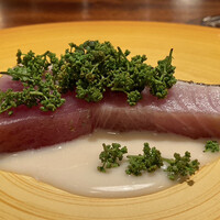 蒼 - 佐渡より 神経締め メジマグロの薬焼き
                      メジマグロのハラカミ、脂のりが最高です！
                      皮はパリッと身はしっとり、藁焼きの香りも良いですね。
                      中国甘酒を使ったソースに花山椒たっぷりと、これも最高に美味しい♪