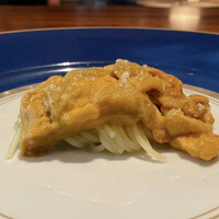 蒼 - 塩谷魚店より 青森大間 北紫雲母の冷製フェデリーニ
                    凄く美味しい雲丹、味とボリュームにあっぱれ！
                    合わせる冷製のパスタには、銚子の地物の蛤のお出汁をたっぷりと吸わせた仕立て、最高としか言葉が出ません！