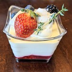 パティスリー もなみ - 一番底にベリーソース