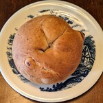 パティスリー もなみ - ブルーベリーベーグル、ぽっこりした部分はブルーベリーの実