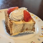 パティスリー もなみ - パイ生地でクリームをサンド、クリームがフワフワなので、食べ方に悩みます