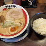 自家製太打麺 勢拉 - らーめん790えん 半熟煮玉子100えん 半ライス100えん