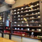 珈琲道場 侍 - 店内の様子、棚に並ぶカップアンドソーサー