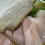 貝麺 みかわ - チャーシューは3種類で鶏むねと豚バラと豚肩ロースがいい感じでスープに合います。