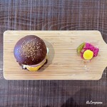 Bronze Grill - ブルーチーズのハンバーガーとピクルス