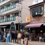 洋食の朝日 - 店の外観　午前１０時前に既に３０人が行列