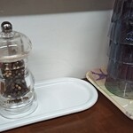 らーめん弥七 - 卓上。コップがオシャレ