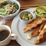 デリ２品のワッフルランチ。内容はワッフルに、サラダ、スープ、デリ、ドリンクつき1030円
