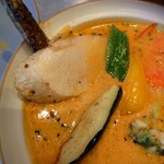 Rojiura Curry SAMURAI. - スープの中には、人参やキャベツ、きくらげが入っていて、スープだけでも十分美味しい