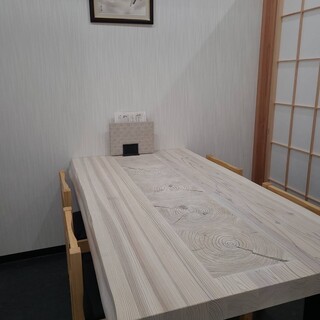 一枚板のテーブル
                                          2～4名席です。