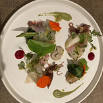 ドゥ・クルール - 燻製鯛と春野菜の盛り合わせ（ウドのマリネや、こごみ、カブのマリネなどの上に鯛の冷燻が乗っていて、カラシナのソースと白バイ貝の肝のソース添え）