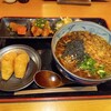 雲太 - 料理写真:温かいお蕎麦、いなり寿司、惣菜3点、そばの後ろにべったら漬けがあります。玉ねぎのカツが美味しかったです。