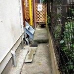 麺処 懐や - 店舗横の並び場所