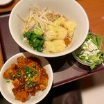 Sekkomon - 【四川セット】
                      選べる麵類『海老ワンタン麵』
                      『ミニ麻婆丼』
                      『サラダ』