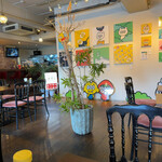 アート喫茶 フライ - 店内広々、アートを眺めながら居心地いい。