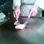 横浜うかい亭 - スズキ調理中。