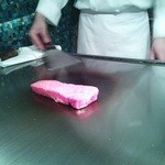 横浜うかい亭 - ステーキ調理中。