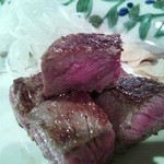 横浜うかい亭 - サーロインステーキ。付け合せはオニオンスライス。