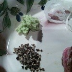 横浜うかい亭 - ステーキの薬味。山葵と黒胡椒。