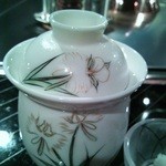 横浜うかい亭 - そうめんの器。鷺草がキレイ。