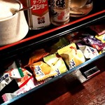 麺処 懐や - 箸箱の中をのぞくと、そこには飴ちゃんが。1個いただきました～♪