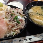 海鮮居酒屋 山傳丸 - あじといわしと地魚丼880円